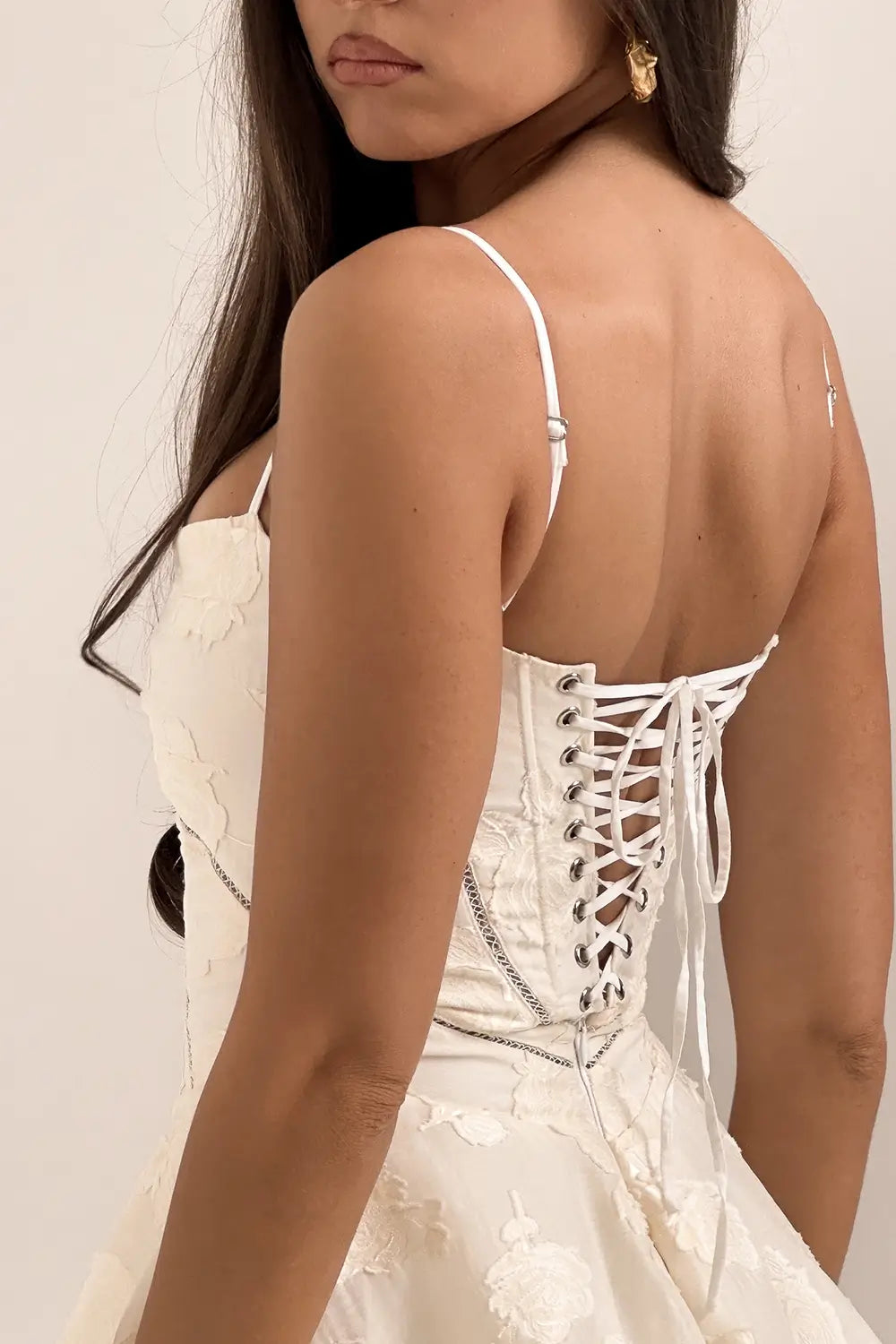 Short Dress with Floral Lace Back – Serenita Model