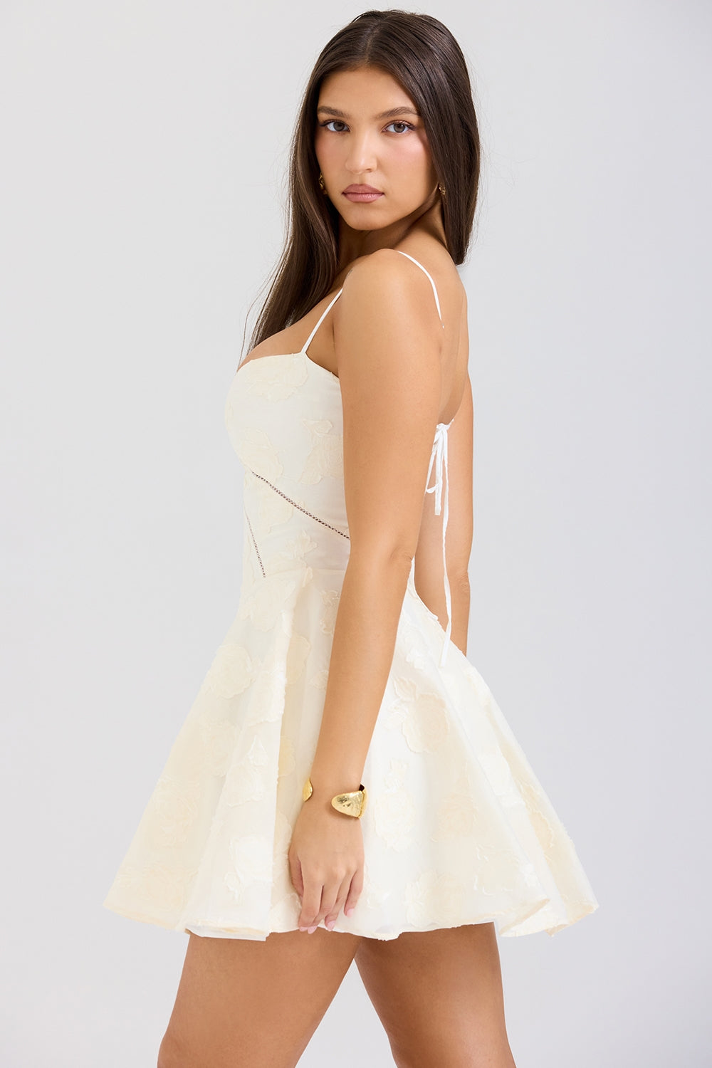Short Dress with Floral Lace Back – Serenita Model